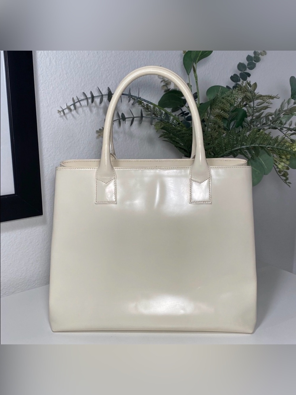 Vintage GIVENCHY Structured
High Gloss Leather Bag - Picture 5 of 15